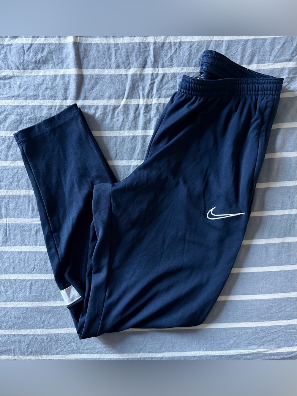 Nike Men’s Navy Jogger Sweatpants with White Swoosh - Picture 3 of 7
